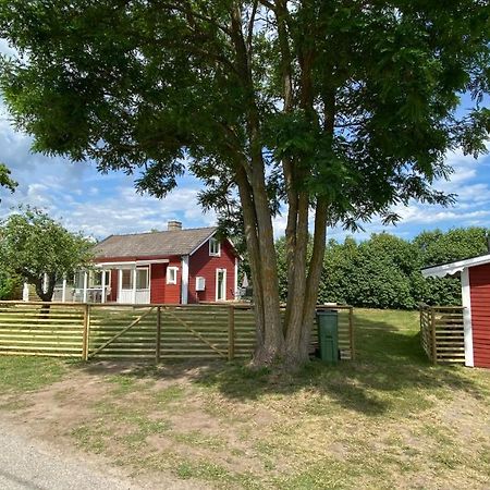 Charmig, Nyrenoverat Och Fullt Utrustad Stuga. Anpassad Foer Hundar, Naera Till Naturen Och Havet. Gangavstand Till Golfbana. カルマル エクステリア 写真
